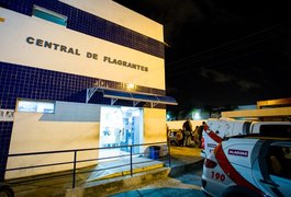 Adolescentes suspeitos de roubar celular são agredidos por populares, em Maceió