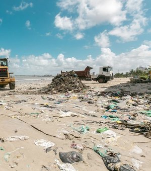 Limpeza na Praia da Avenida retira 300 toneladas de lixo do Centro Pesqueiro