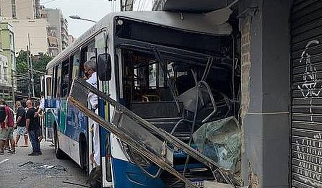 Ônibus bate em prédio e deixa nove feridos na Tijuca, Zona Norte do Rio