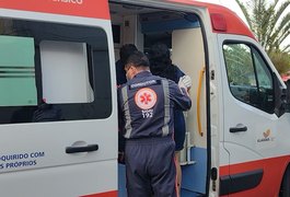 Duas pessoas ficam feridas em batida de carro em poste de energia elétrica em Maceió