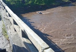 Agora: Carro cai de ponte em Atalaia e bombeiros tentam resgatar vítima dentro do rio