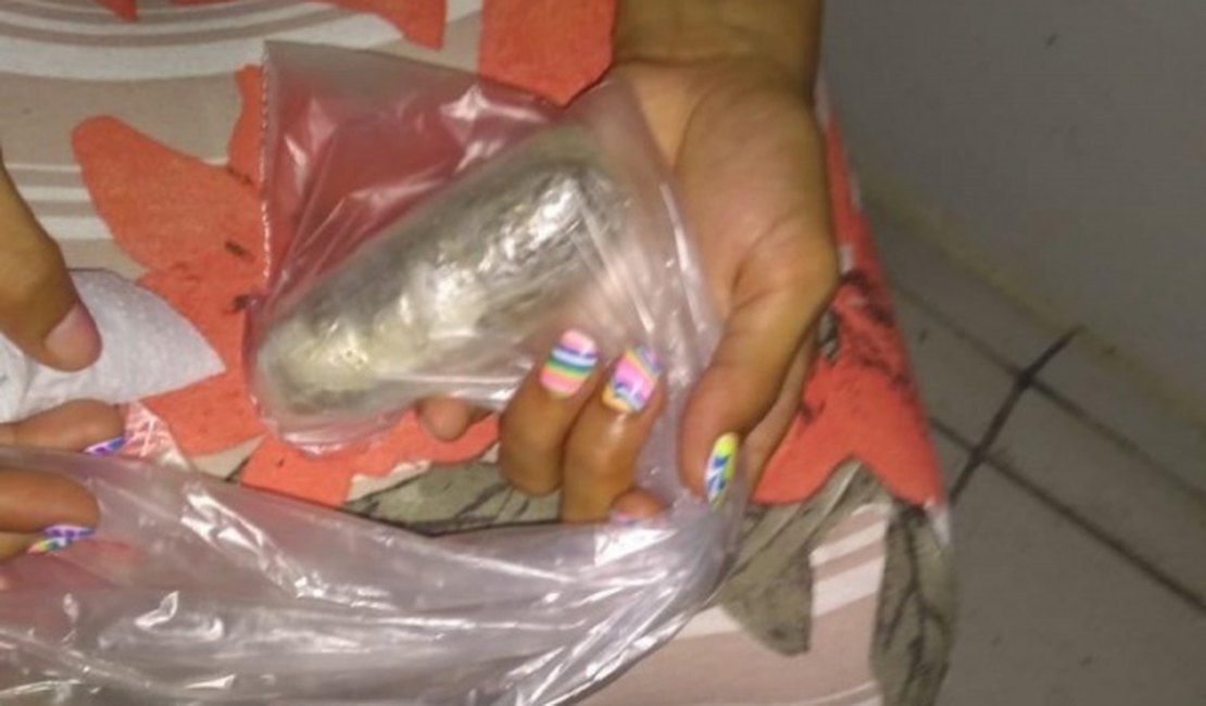 Mulher é presa tentando entrar no presídio com droga escondida no ânus