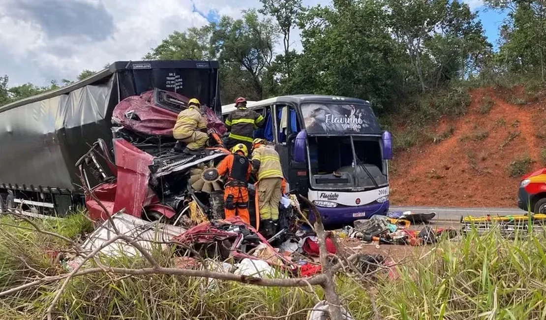 Batida entre carreta com carga de cerveja e ônibus que saiu de Arapiraca deixa 51 feridos em MG