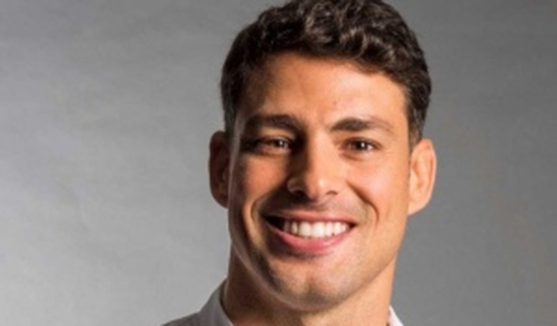 Cauã diz não ver diferença em fazer cena de sexo com homem ou mulher