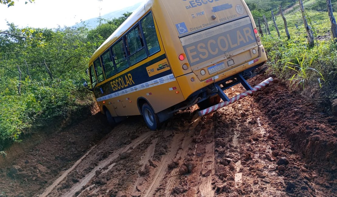 Ônibus escolar derrapa e fica atravessado em estrada vicinal em Palmeira dos Índios