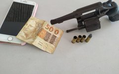 Arma e dinheiro aprendido