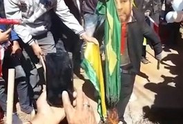 Paraguaios queimam bandeira do Brasil durante protesto