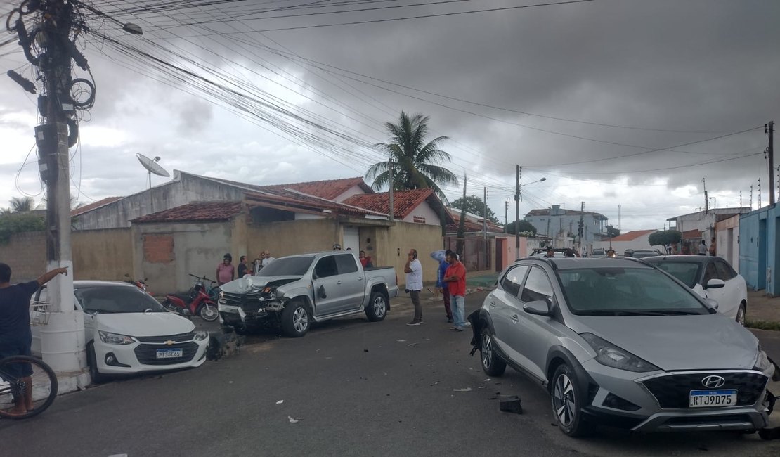 Perseguição e troca de tiros termina com um morto e causa acidente entre 7 veículos, em Arapiraca