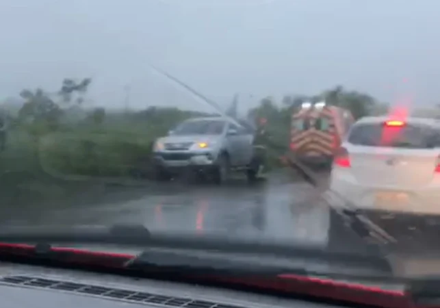 Capotamento de carro deixa jovem inconsciente e com fratura na AL-115, em Lagoa da Canoa