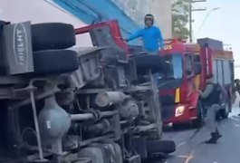 Caminhão do Corpo de Bombeiros capota no Centro de Maceió e deixa militares feridos