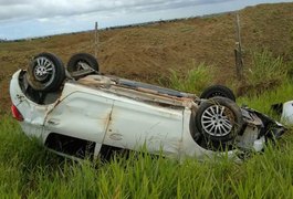 Capotamento na AL 105 deixa mulher de 24 anos ferida, próximo ao Aeroporto