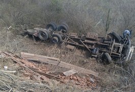 Motorista fica ferido após capotar caminhão carregado de telhas em ribanceira no Agreste alagoano