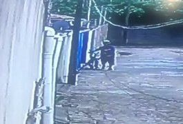 VÍDEO: Homem aproveita viagem de proprietário e invade residência para furtar, em Arapiraca