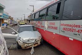 Ônibus com funcionários do Hospital Chama é atingido por carro no bairro Alto do Cruzeiro