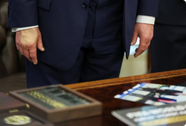 Trump volta a aparecer em público usando maquiagem na mão, um mês depois de diagnóstico de insuficiência venosa crônica