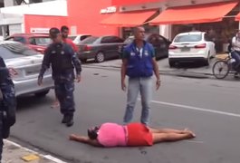 Mulher passa mal após ter mercadoria apreendida por agentes da SMCCU, em Maceió