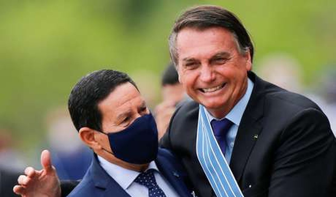 Descontente com Mourão, Bolsonaro exclui vice de reunião com ministros