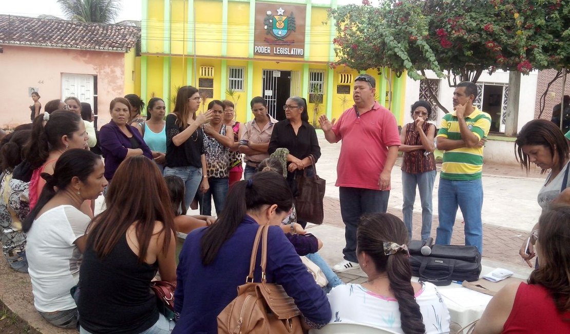 Prefeitura nega reajuste salarial e professores paralisam atividades em Lagoa da Canoa