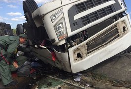 Motorista morre em capotamento de caminhão em trecho da BR-101