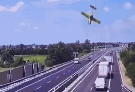Duas pessoas morreram após queda de avião em movimentada rodovia da Ítália