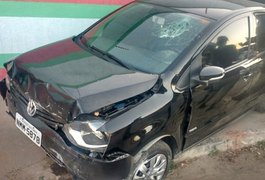 Condutor perde controle de veículo, bate em mureta e invade calçada de motel na AL-110, em Arapiraca