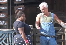 A Fazenda: Mateus provoca Jojo Todynho em conversa picante ao pé do ouvido