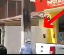 Vídeo mostra prefeito de São Sebastião ignorando profissionais da educação em passeata