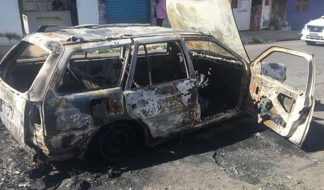 Carro fica destruído após incêndio, em Maceió