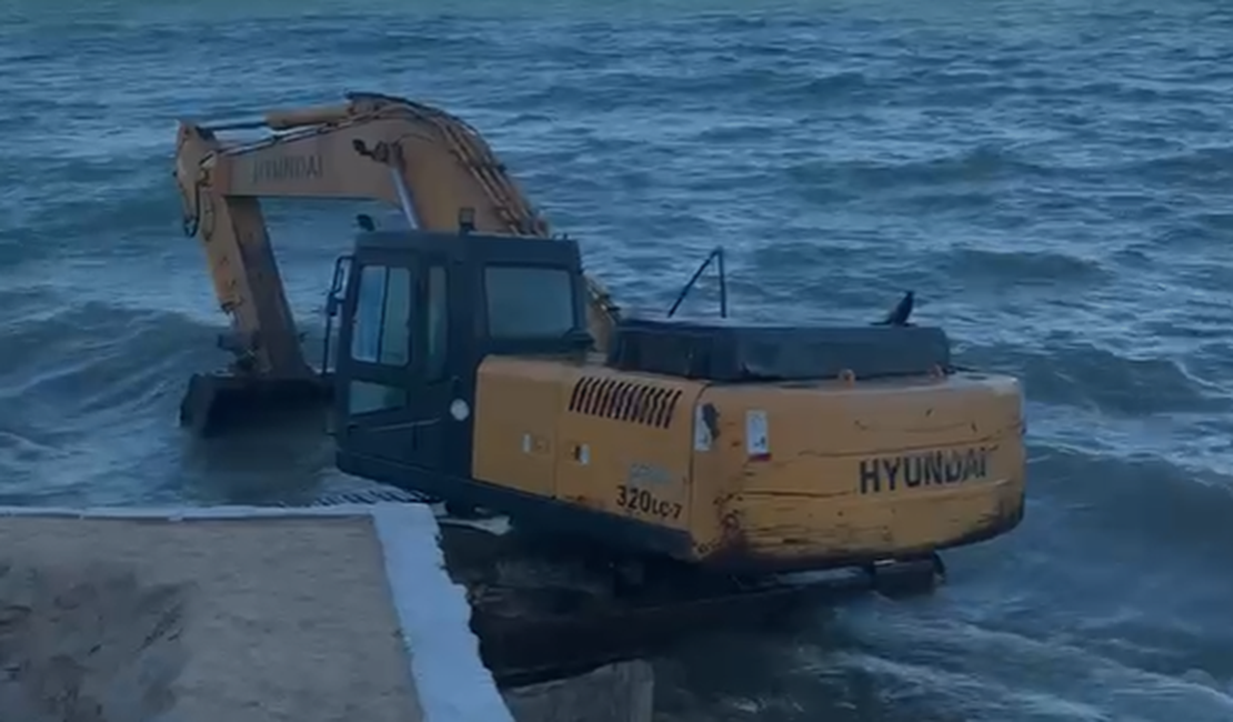 Vídeo: Retroescavadeira acaba sendo engolida pelo mar ao quebrar durante obra da Prefeitura de Maceió