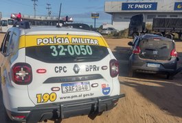 Colisão entre dois carros é registrada na rotatória do bairro Canafistula, em Arapiraca