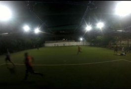 Jovem é assassinado a tiros em campo de futebol society em Olinda; vídeo mostra pessoas em pânico