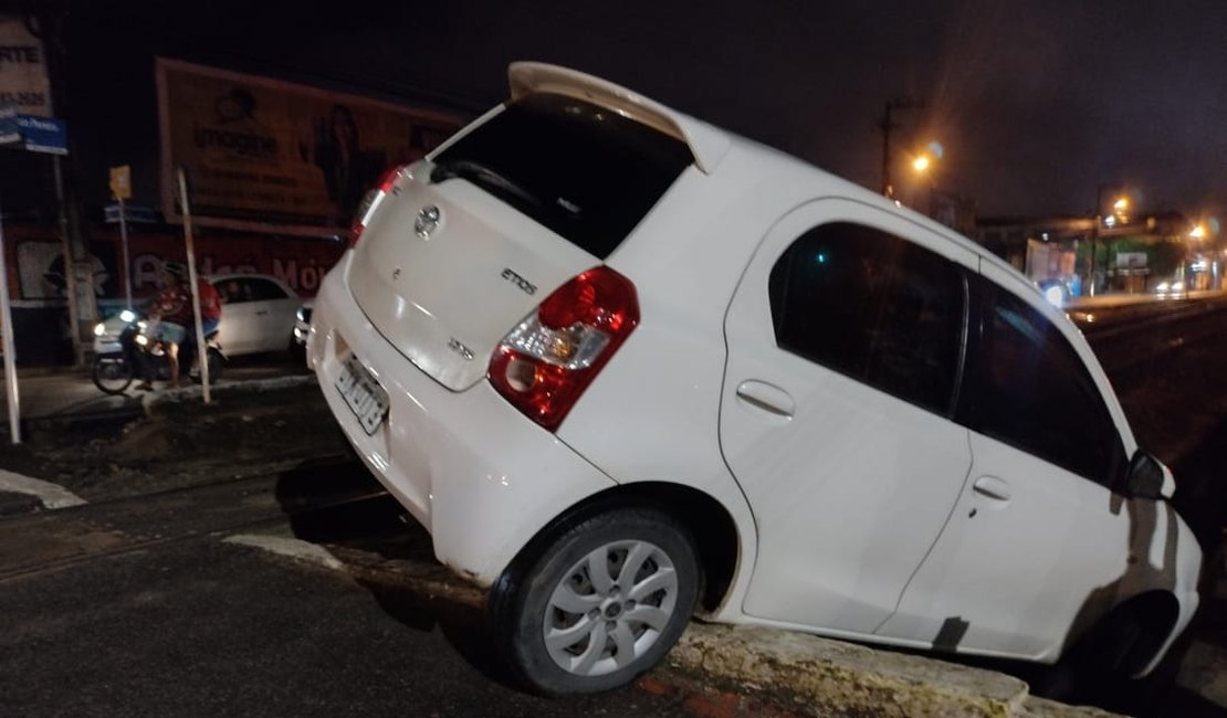 Carro com pernambucanas cai em buraco ao lado da linha do trem em Arapiraca