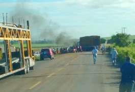 Moradores de São Sebastião fecham rodovia e reivindicam redutores de velocidade
