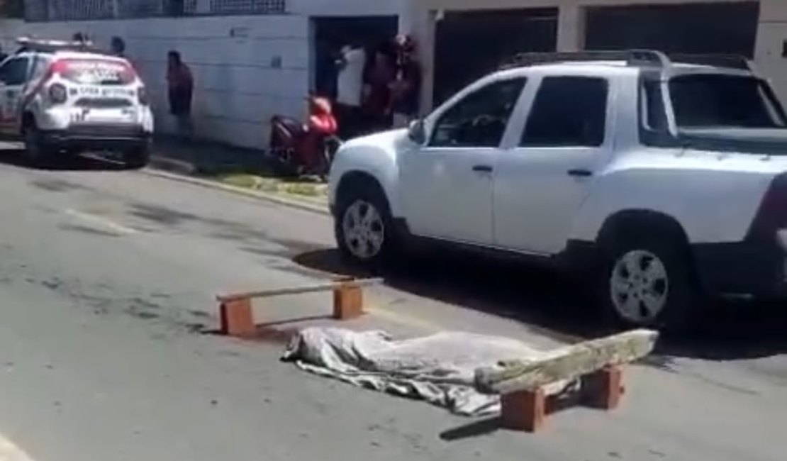 Homem é morto a facadas pelo próprio amigo após discussão no Salvador Lira, em Maceió