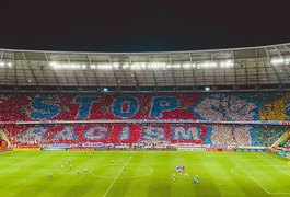 Fortaleza x River tem mosaico contra racismo e mensagem em luva de goleiro