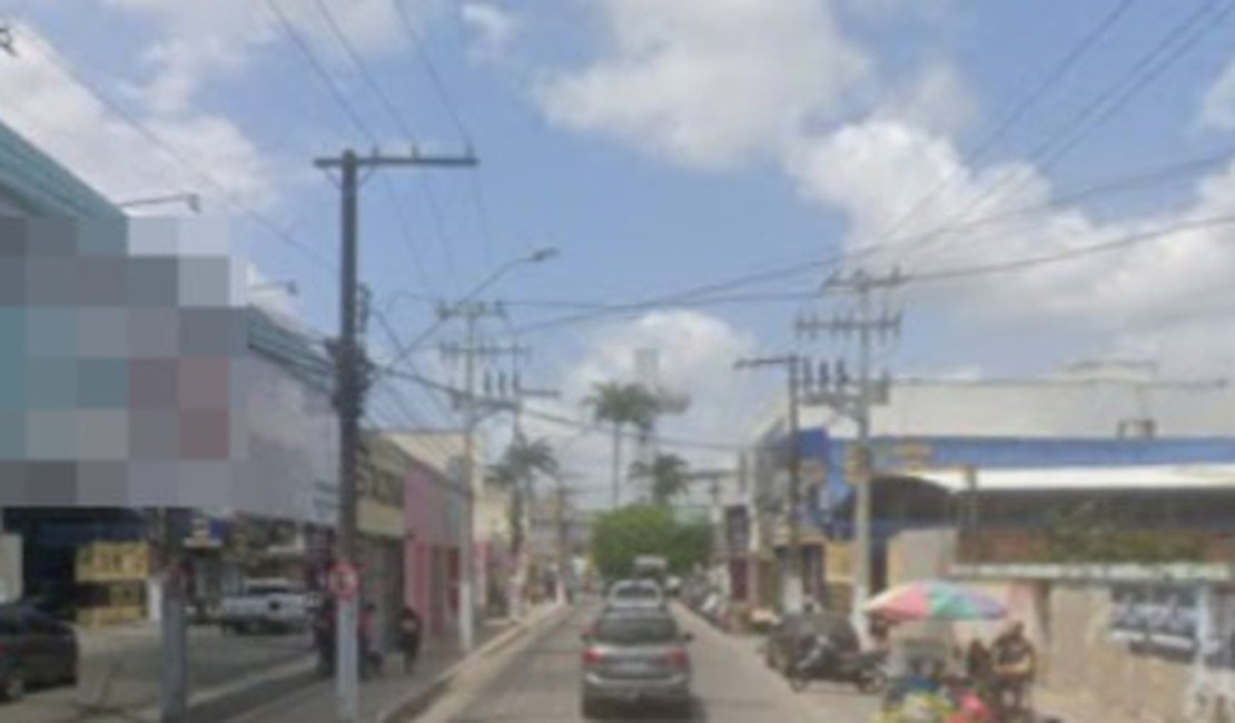 Jovem sofre escoriações no rosto em batida entre carro e moto na Rua 30 de Outubro, em Arapiraca