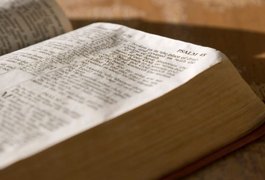 Dupla armada assalta mulher em Feira Grande e foge com bíblia e celular da vítima