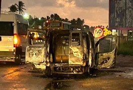 Veículo de passeio fica completamente destruído após incêndio, em Marechal Deodoro