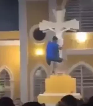 Vídeo mostra homem rebolando e dando 'sarrada' em imagem de Jesus Cristo no RN