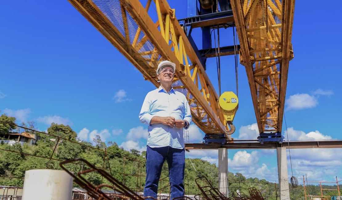 Sobre o primeiro vão já concretado, Ronaldo Lopes constata avanço das obras da Ponte Penedo-Neópolis