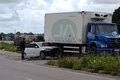 Carro fica preso embaixo de caminhão-baú em colisão traseira no Sítio Capim