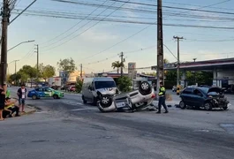 Acidente com 18 feridos envolve van com pacientes do interior, três carros e motocicleta em Recife