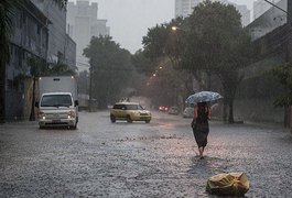 Capital paulista tem chuva com granizo e entra em estado de atenção