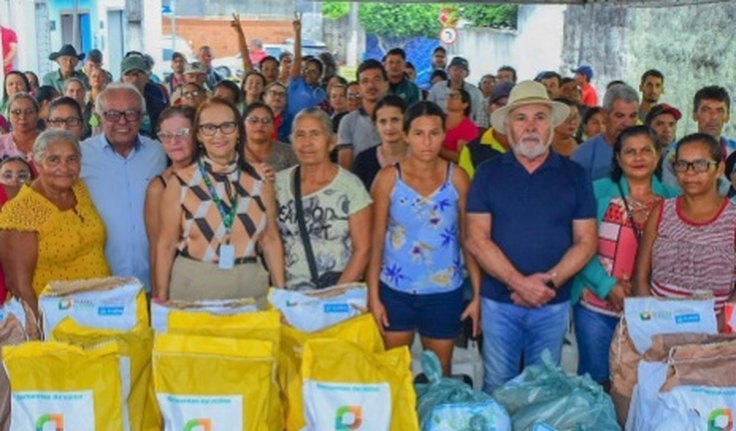 Prefeito Zé Pacheco entrega sementes para agricultores de São Sebastião