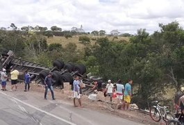 Vídeo. Carreta com biscoitos é saqueada após tombar no Agreste