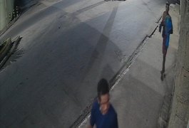 Vídeo flagra dupla de criminosos tentando arrombar estabelecimento em Arapiraca