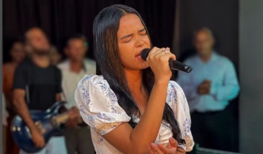 Cantora gospel de 18 anos morre após batida entre ambulância e carreta no sul da Bahia