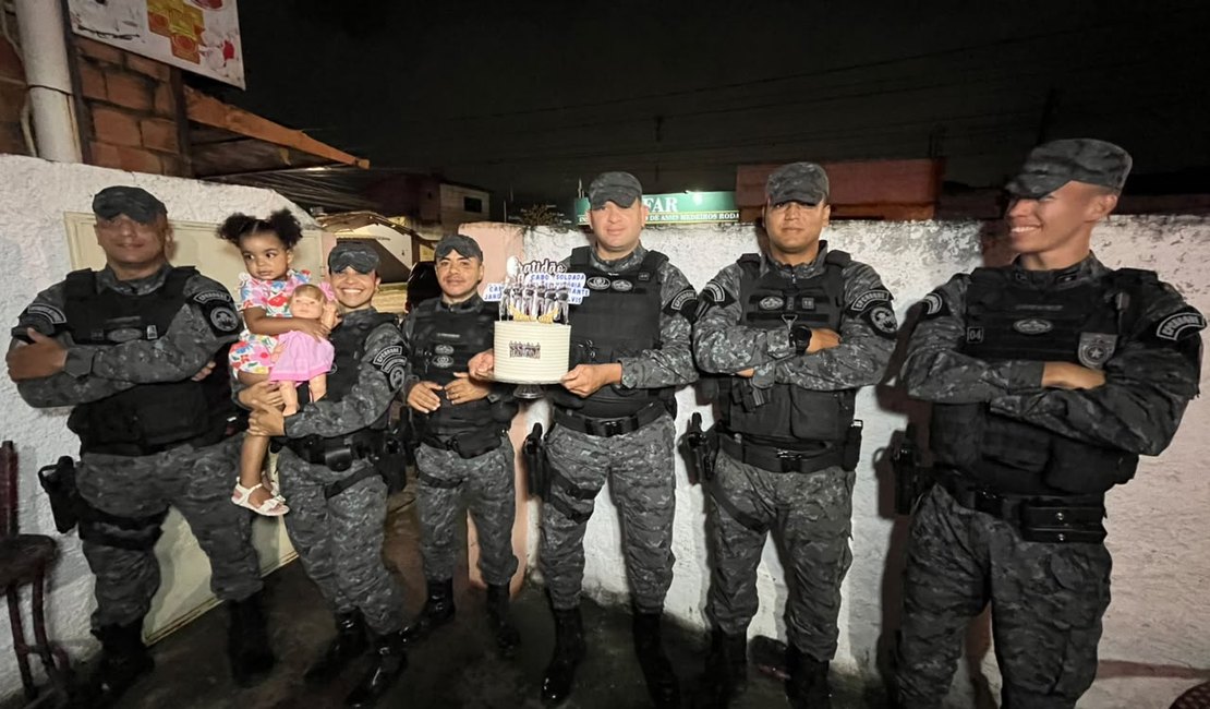 Policiais do Choque visitam pequena Raquel, de 2 anos, que foi salva pelos militares