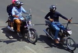 Vídeo: Criminoso para casal em motocicleta para cometer assalto no Centro de Arapiraca
