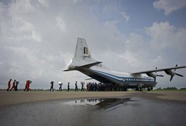 Destroços de avião desaparecido e corpos são encontrados no Oceano Índico